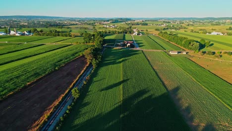 Dampfzug,-Der-An-Einem-Sonnigen-Sommertag-Durch-Amisches-Ackerland-Und-Landschaft-Fährt,-Wie-Von-Der-Drohne-Aus-Gesehen