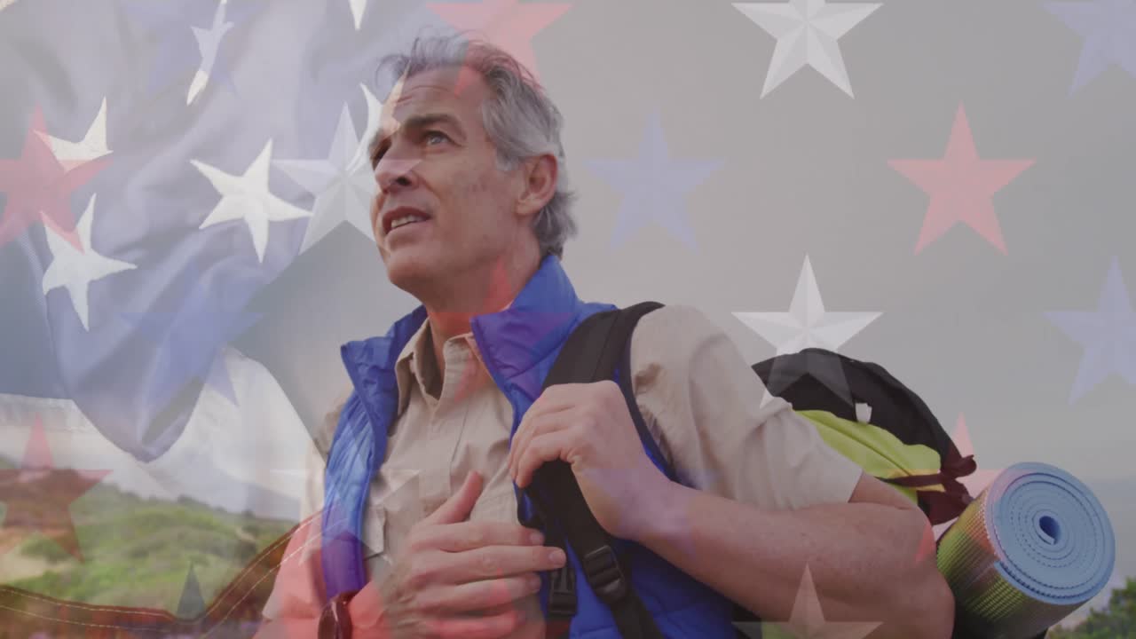animación de la bandera estadounidense sobre un hombre caucásico mayor caminando por las montañas