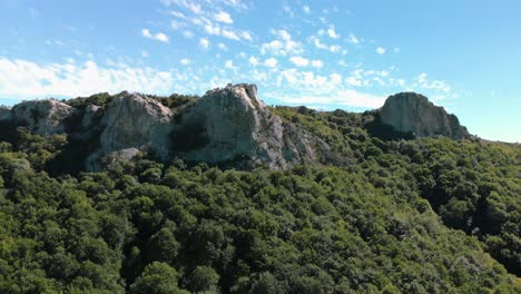 drone está subiendo sobre un bosque a las rocas en la parte superior, kotel, bulgaria - 15 de octubre de 2018