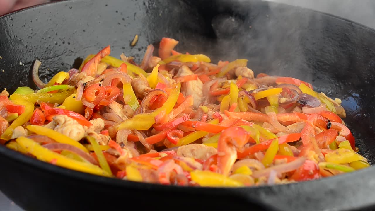 Pollo alla thailandese. Lo prepariamo in una padella di ghisa.
