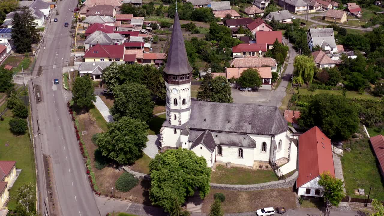 video aéreo sobre la iglesia de la asunción en gyongyospata hungría.