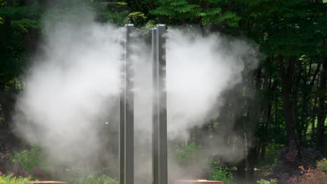 Sistema-De-Niebla-En-Un-Parque-Público-Coreano-Rociando-Agua-De-Refrigeración-A-Través-De-Rociadores-Con-Boquilla-De-Niebla-En-Postes-Para-Reducir-El-Calor