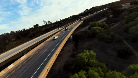 volando bajo al puente de san luis rey siguiendo autos