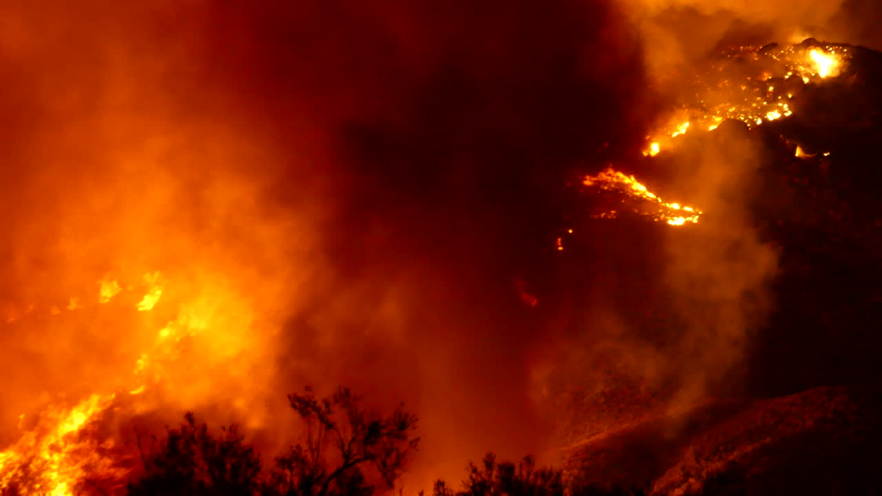 incendio forestal masivo en la noche en california