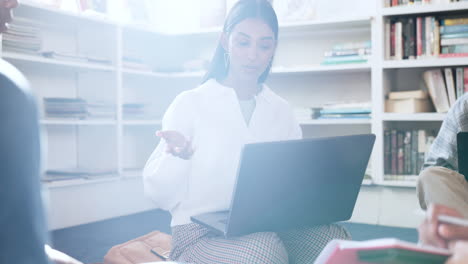 universidad, estudiantes o mujer en la biblioteca