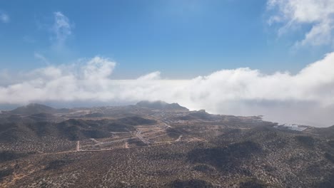 drone aéreo disparado en dirección al mar con una niebla que pasa a través del disparo