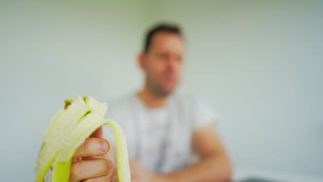 los hombres comen un plátano