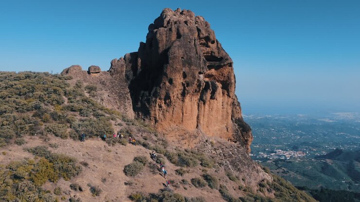Fantastica ripresa aerea in avvicinamento a Roque Saucillo, dove un gruppo di turisti sta scendendo dalla montagna