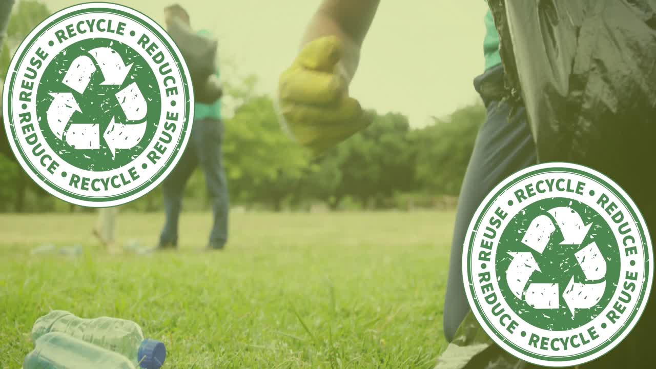 animación de iconos de ecología sobre voluntarios caucásicos que segregan los residuos