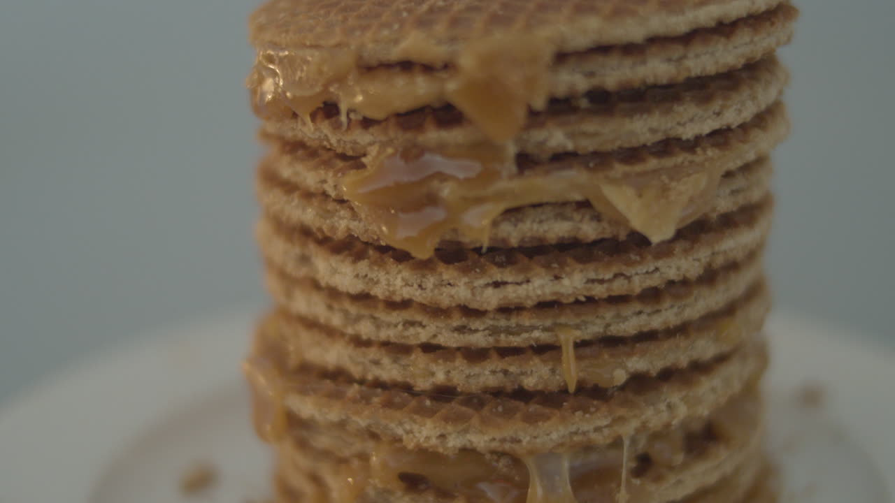 전형적인 네덜란드 쿠키인 stroopwafels의 맛있는 스택 위로 기울이기 - 닫기