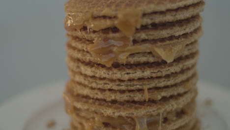 Kippe-über-Leckeren-Stapel-Stroopwafels,-Ein-Typisch-Holländisches-Plätzchen---Nah