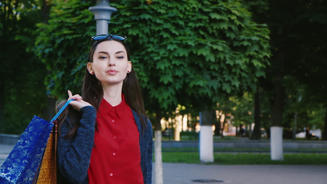 쇼핑백 hd 비디오와 함께 길을 걷는 성공적인 쇼핑 세련된 여성