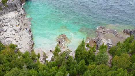 Felsiger-Strand-Und-Grüner-Wald-Der-Bruce-Halbinsel,-Drohnenansicht-Aus-Der-Luft