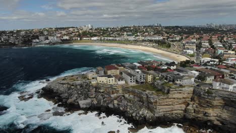 Stürmischer-Ozean-Mit-Ben-Buckler-Point-Und-Bondi-Beach-Im-Hintergrund