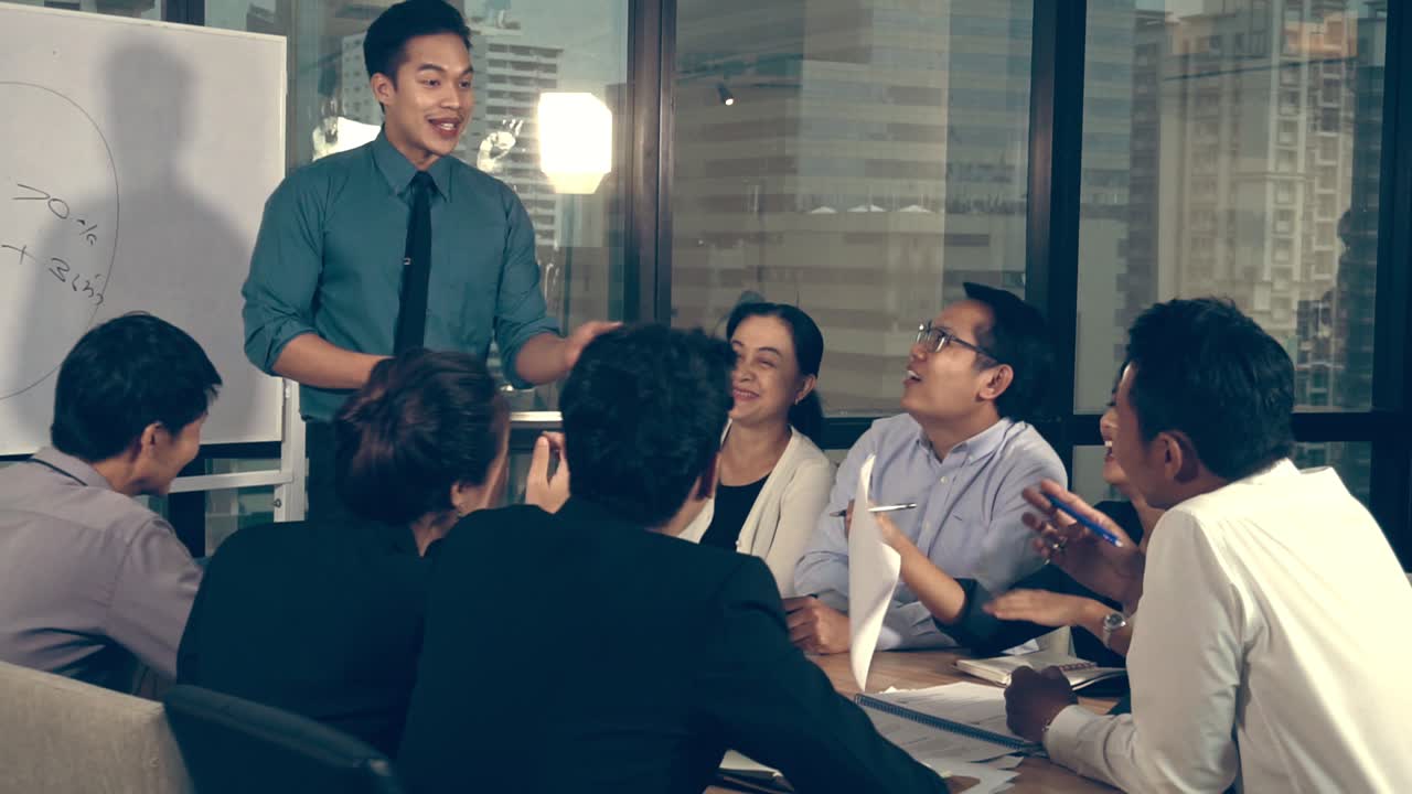 아시아 사업가들이 마케팅 전략을 논의하고 있습니다.