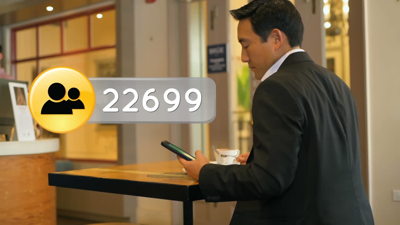 hombre de negocios sentado en un restaurante enviando mensajes de texto en su teléfono