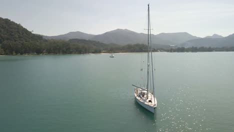 vista aérea de la órbita del velero en el océano con islas, océano y montañas