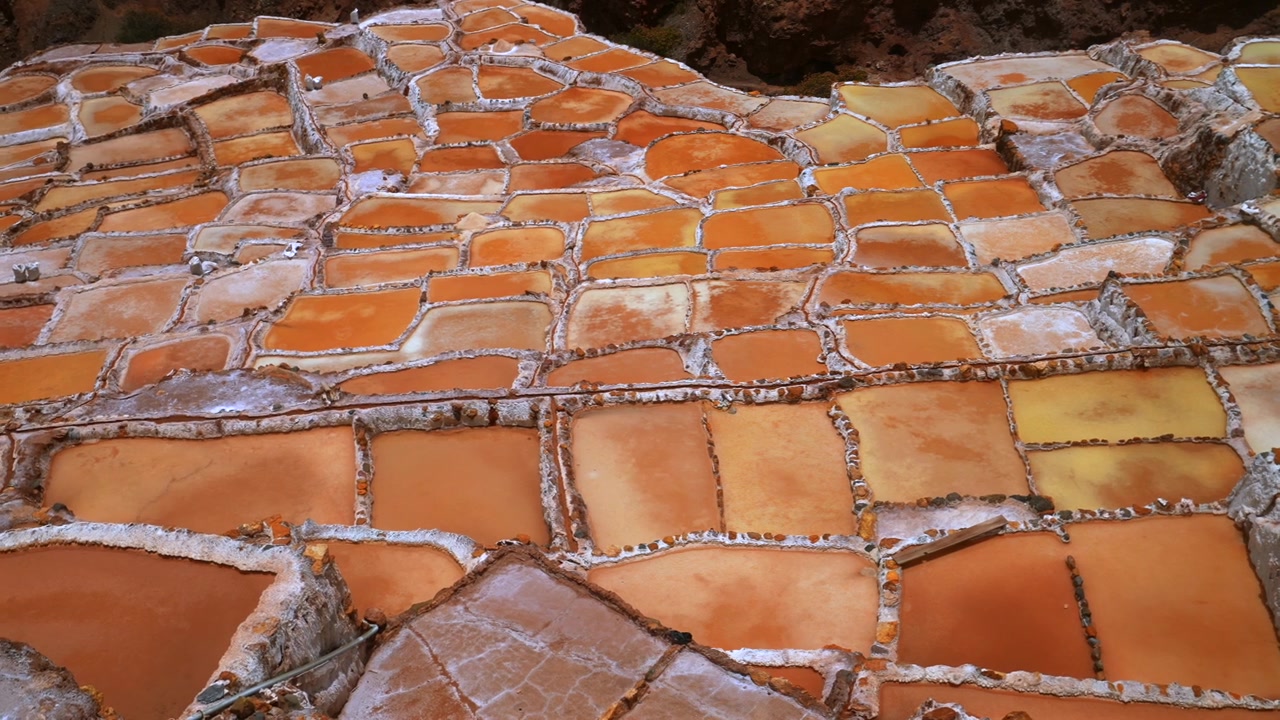 Saline di Maras, terrazze d'acqua in primo piano, Perù, Valle Sacra, regione di Cusco, Salineras de Maras, stagione delle piogge, soleggiato, Ande peruviane, Monte Patacancha, Moray, Chicón, Ancopacha, Ollantaytambo, panoramica a sinistra