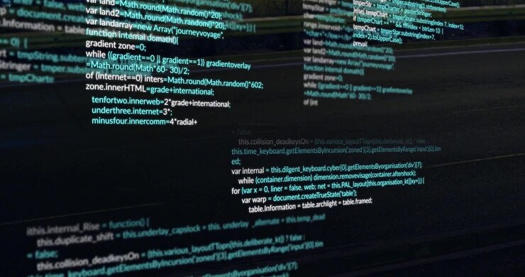 Traînée rouge balayant, colonnes de code se déplaçant et se focalisant, révélant du JavaScript pour souligner le flux