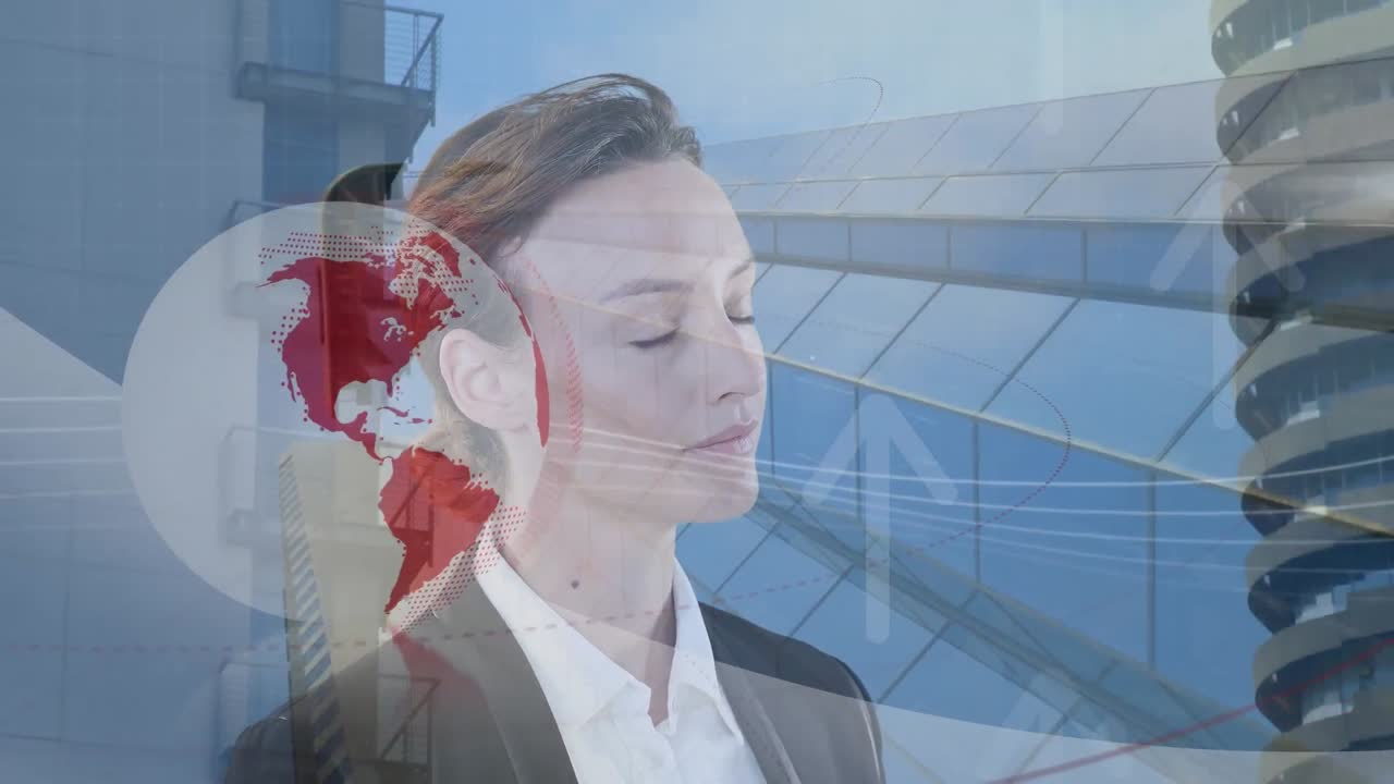 animación de globo y flechas sobre mujer de negocios caucásica y paisaje urbano