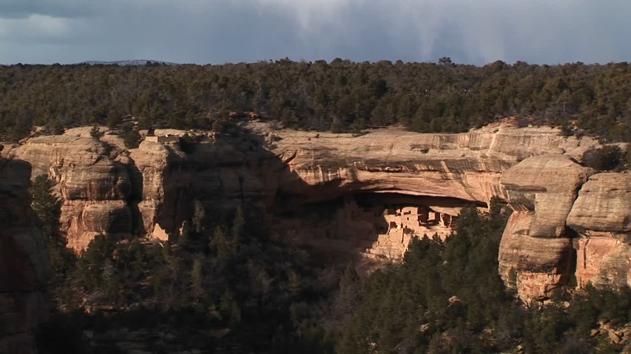 plano medio de las viviendas de los acantilados de los nativos americanos en el parque nacional de mesa verde, colorado