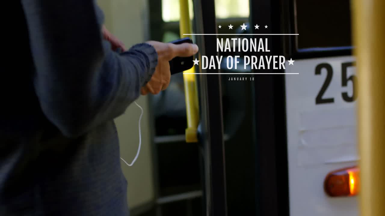 버스에서 스마트폰을 사용하는 백인 소년 위에 별 아이콘을 가진 국가 기도 날 텍스트 배너