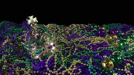corona de brillo brillante en una enorme pila de cuentas de mardi gras con espacio de copia