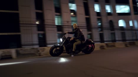 Ein-Männlicher-Fahrer-Kreist-Nachts-Auf-Seinem-Motorrad-Auf-Der-Stadtstraße