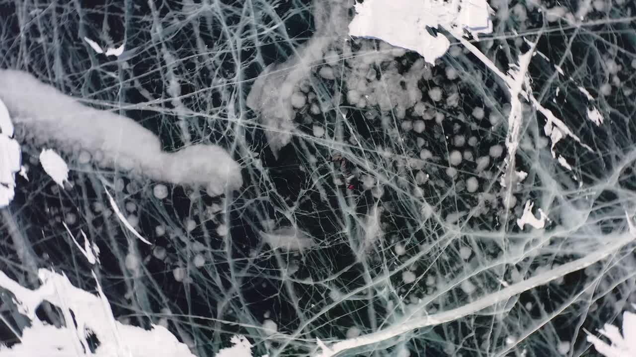 소녀는 얼음 위에 누워서 프레임을 떠납니다.