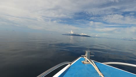 Lapso-De-Tiempo-Frente-A-La-Lancha-Azul-Que-Viaja-Hacia-Koh-Phi-Phi---Tailandia