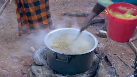 poner ghee tradicional local, producto de vaca de mantequilla, producto lácteo al estofado de carne es la principal firma de la comida etíope en las grandes fiestas