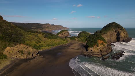 Luftaufnahme-Von-Te-Henga-Mit-Meereswellen-An-Einem-Sonnigen-Tag-In-Neuseeland