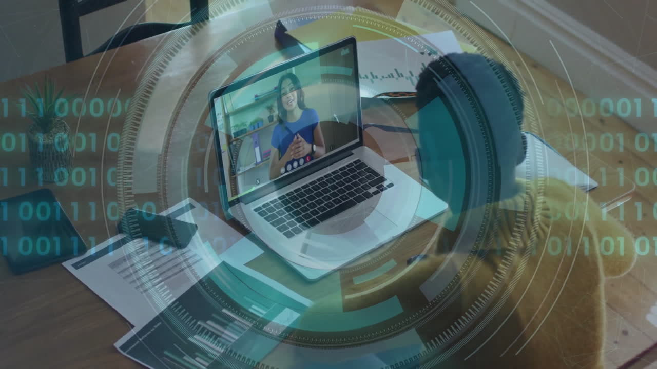 animación de procesamiento de datos de codificación binaria sobre mujer afroamericana demandando el portátil