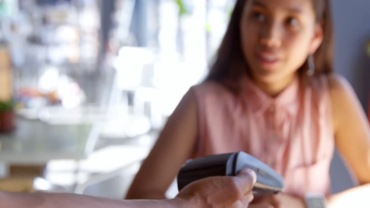 スマートウォッチで支払いをする10代の少女 4k