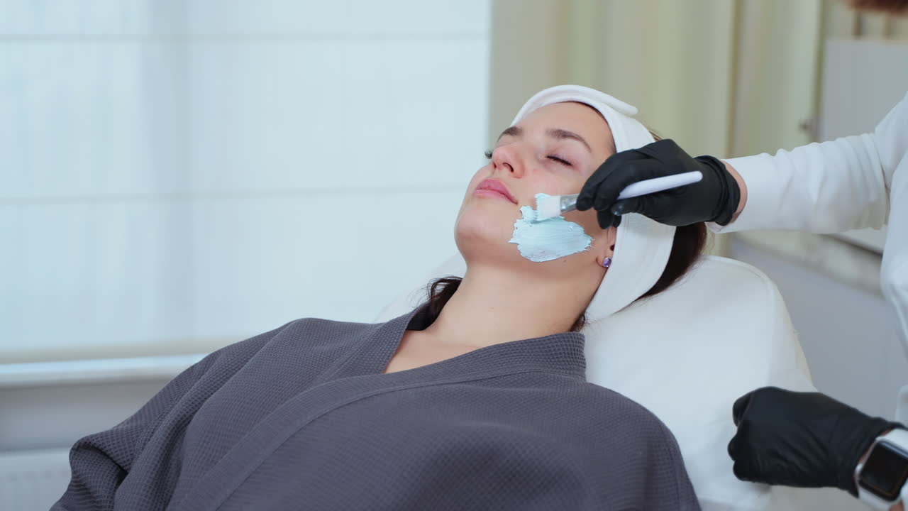 얼굴 치료를 받는 여성