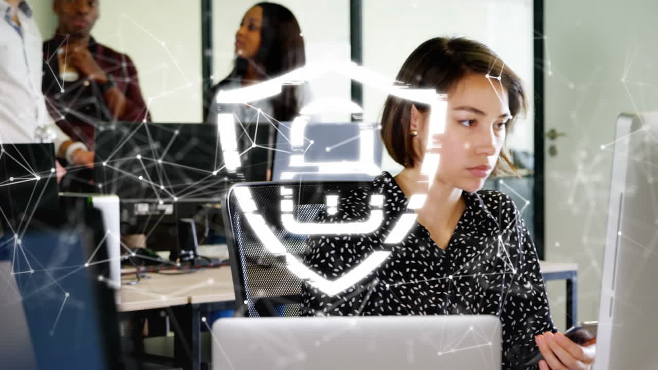 animación de candado y procesamiento de datos sobre mujer de negocios caucásica en la computadora