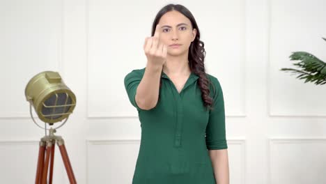 mujer india mostrando el dedo medio