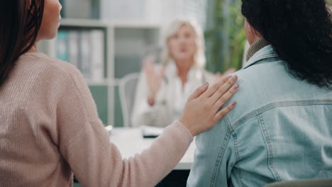 médico que proporciona consuelo y apoyo a un paciente