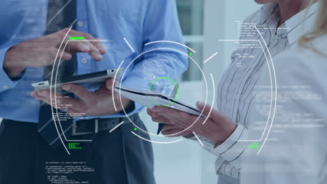 animación del procesamiento de datos financieros en diversos empresarios que utilizan dispositivos electrónicos