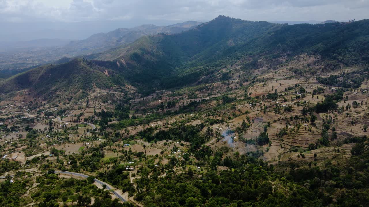 Vista aerea con drone delle montagne Chapalleria del West Pokot, Kenya.