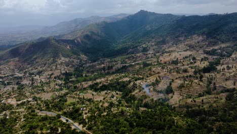 Luftdrohnenansicht-Der-West-Pokot-Chapalleria-Mountains---Kenia