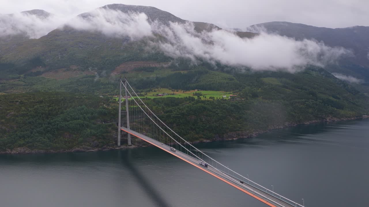 Vista aerea dall'alto del Ponte di Hardanger sopra il profondo fiordo di Eidfjorden, Norvegia