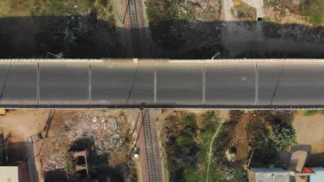 basura debajo del puente cerca de la vía férrea