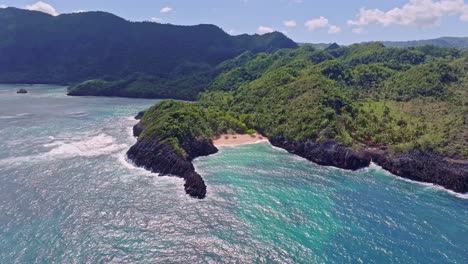 Playa-Onda-Strand-Mit-Zerklüfteter-Küste-Und-Türkisfarbenem-Meerwasser-In-Der-Dominikanischen-Republik