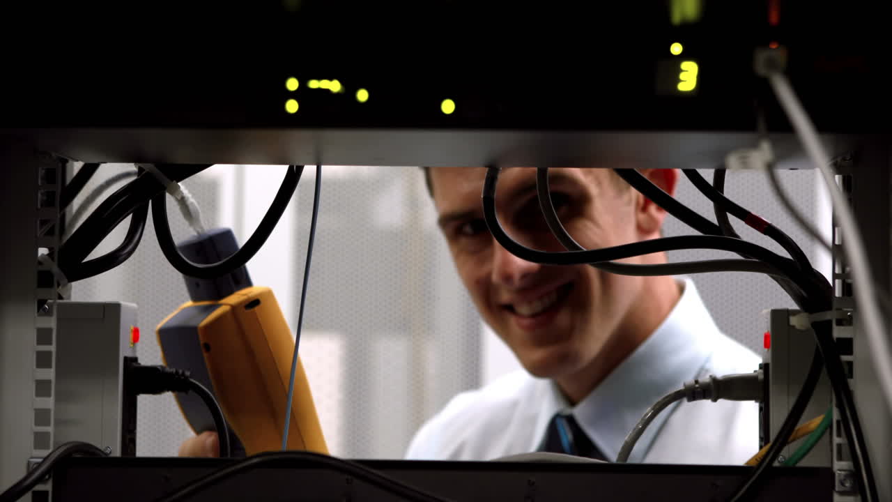 técnico que utiliza el analizador de cables digital en el servidor