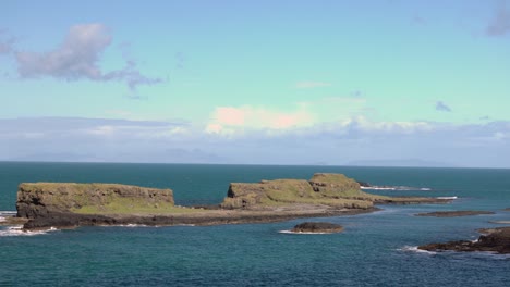 Toma-Panorámica-Lenta-De-Pequeñas-Islas-Que-Rodean-La-Isla-Deunga-En-Escocia