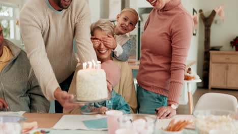 Familie,-Überraschung-Und-Geburtstag-Für-ältere-Frau