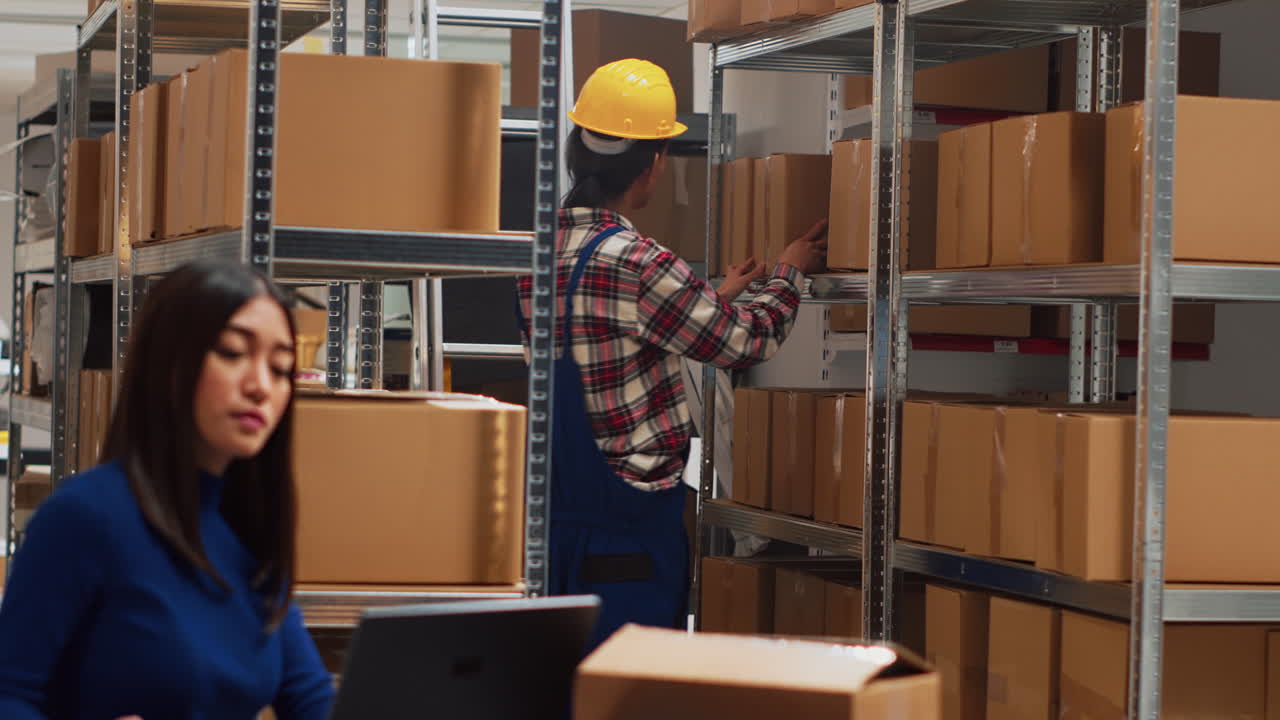 trabajadores de almacén que gestionan el inventario