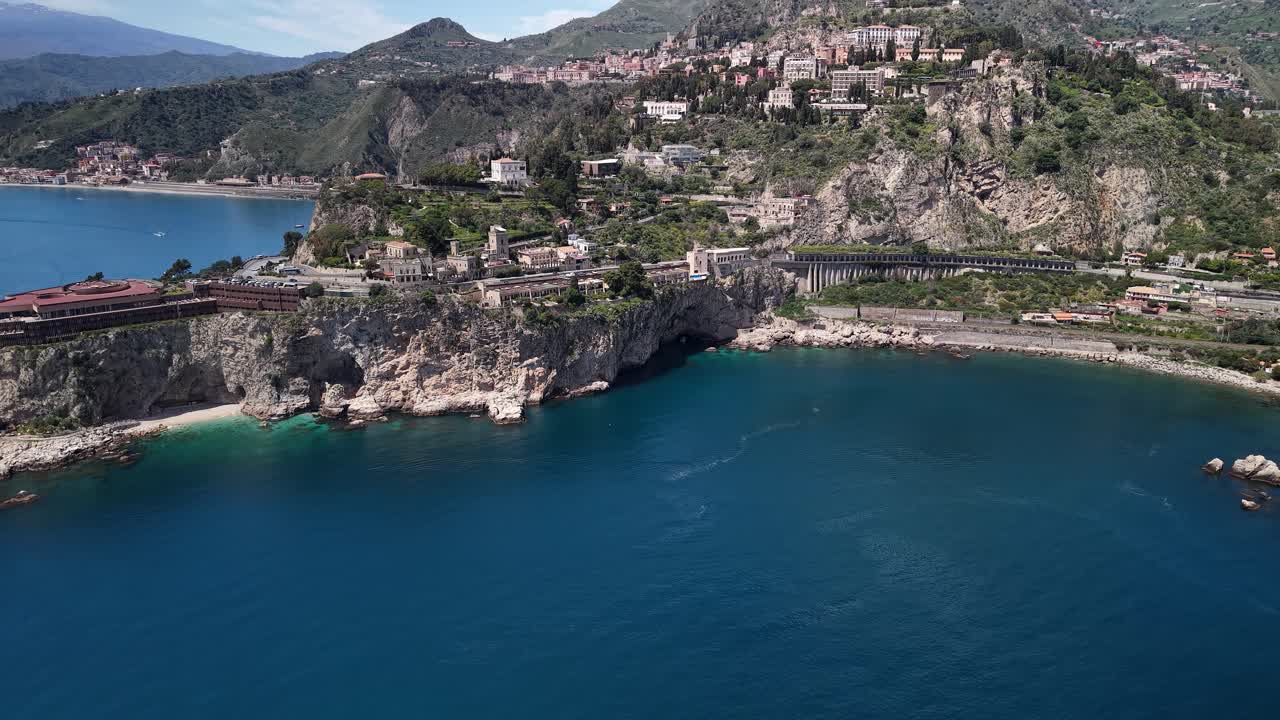 Vista aerea sulle scogliere dell'Isola Bella, Taormina, Sicilia, Italia, con una drammatica costa mediterranea.