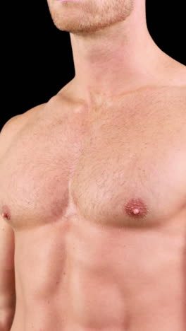 hombre musculoso posando para la cámara